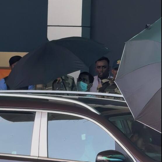 इन तस्वीरों में से एक में विराट की हल्की झलक देखने को मिली. वो गाड़ी में आगे की तरफ बैठे हुए थे.