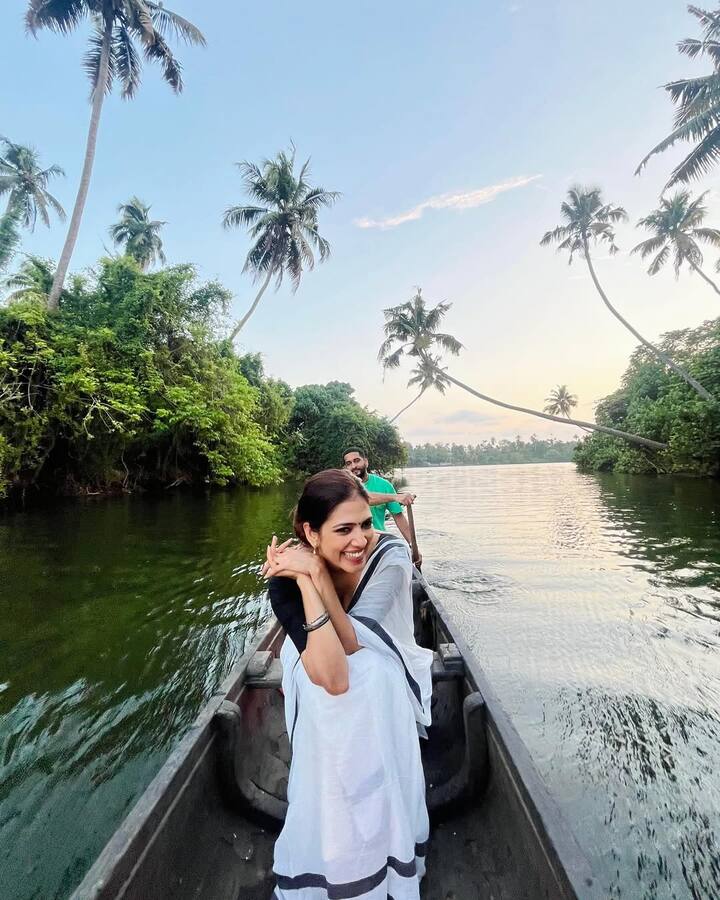 మాళవికా మోహనన్ కేరళలో బోట్ జర్నీ ఎంజాయ్ చేశారు. అక్కడ బ్యాక్ వాటర్స్ లో ఫోటోలు దిగారు. మీరు చూస్తున్న ఫోటోలు అవే. (Image Courtesy: malavikamohanan_/ Instagram)
