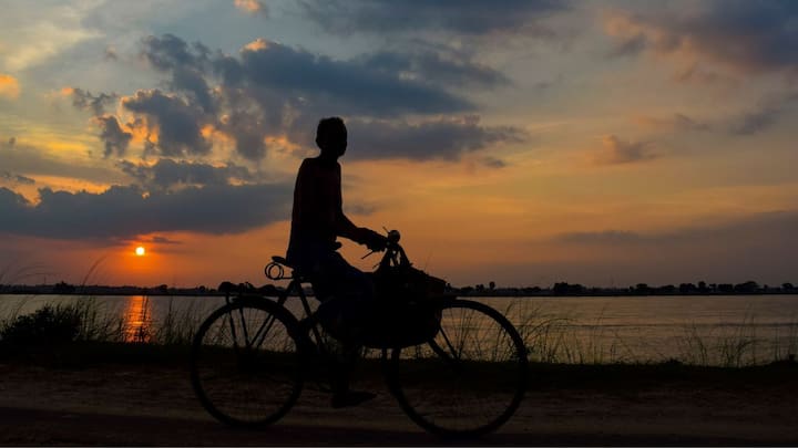 মালদায় তাপপ্রবাহের হলুদ সতর্কতা জারি করা হয়েছে সোমবার। জলপাইগুড়ি ও আলিপুরদুয়ারে ভারী বৃষ্টির পূর্বাভাস রয়েছে। এই দুই জেলায় কমলা সতর্কতা জারি। এছাড়া দার্জিলিং, কালিম্পং, কোচবিহারেও বৃষ্টিপাতের পূর্বাভাস রয়েছে। মালদা, উত্তর ও দক্ষিণ দিনাজপুরে বজ্রবিদ্যুৎ সহ বৃষ্টি এবং ৪০ থেকে ৫০ কিলোমিটার বেগে ঝড় হতে পারে।