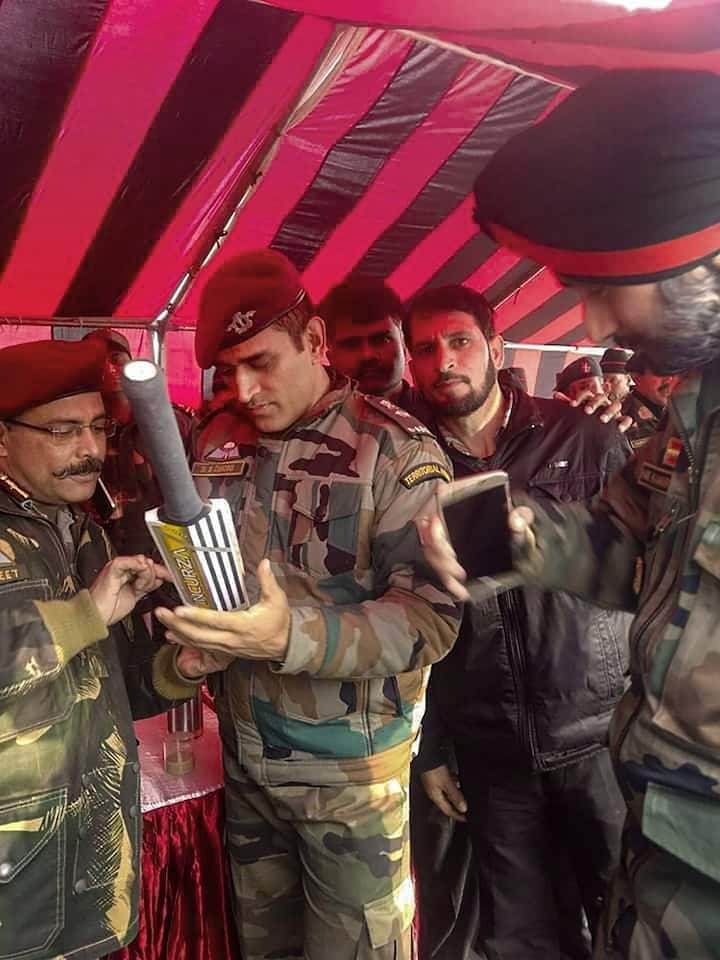 2011 विश्व कप में भारतीय क्रिकेट टीम को जीत दिलाने के बाद, एमएस धोनी को प्रादेशिक सेना में लेफ्टिनेंट कर्नल का मानद पद दिया गया। 2015 में उन्होंने पैरा फोर्सेज के साथ पैराशूट जंपिंग के लिए बुनियादी प्रशिक्षण और विशेष प्रशिक्षण लिया, जिसके बाद उन्हें पैरा रेजिमेंट में शामिल कर लिया गया। प्रादेशिक सेना एक सहायक सैन्य संगठन है जो भारतीय सेना को सहायता प्रदान करता है और इसे देश की दूसरी रक्षा पंक्ति के रूप में जाना जाता है।