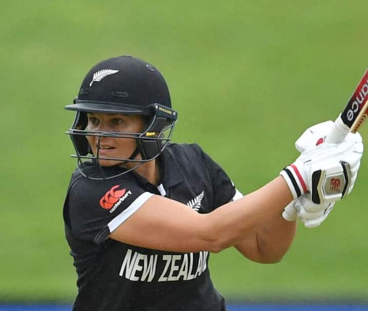 दूसरे नंबर पर न्यूजीलैंड की सुज़ी बेट्स हैं, उन्होंने 171 मैचों में कुल 13 शतक लगाए हैं. उन्होंने 37 अर्धशतक जड़े हैं.