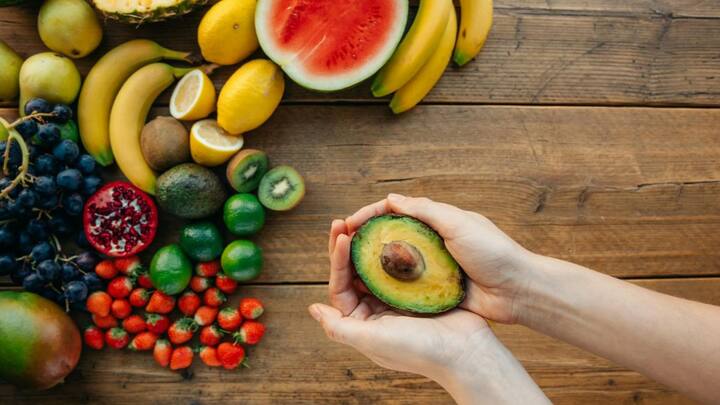 भारत समेत दुनियाभर में पाए जाने वाले फलों की अलग-अलग खासियत होती है. कुछ फल केवल विदेशों में पाए जाते हैं, तो वहीं कुछ फल सिर्फ अपने देश में मिलते हैं.