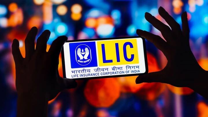 अगर आपने LIC की वेबसाइट पर जाकर अपनी पॉलिसी रजिस्टर की है. तो आप व्हाट्सएप बोट पर चेक कर सकते हैं कि कितना प्रीमियम आपको चुकाना .है आप वहीं से यूपीआई, नेट बैंकिंग और डेबिट कार्ड क्रेडिट कार्ड के जरिए पेमेंट भी कर सकते हैं.