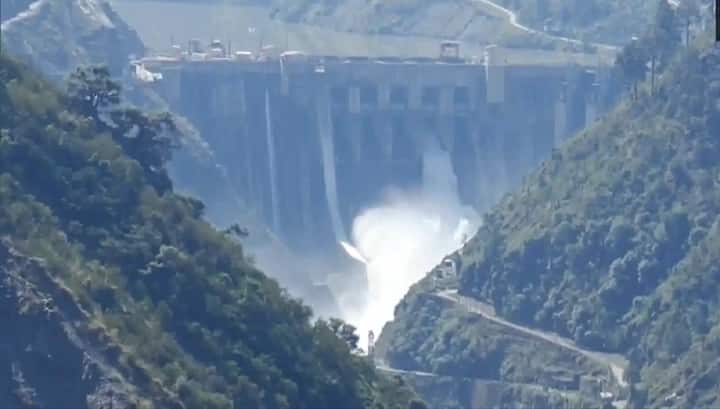 भारत आणि पाकिस्तान यांच्यात सुरू असलेल्या युद्धजन्य India vs Pakistan War) परिस्थितीला अखेर विराम मिळाला आहे. दोन्ही देशांनी शस्त्रसंधी करण्याची तयारी दर्शविल्याचे अमेरिकेचे अध्यक्ष डोनाल्ड ट्रम्प (Donald Trump) यांनी शनिवारी (10 मे) जाहीर केले. अमेरिकेने मध्यस्थी केल्यानंतर भारत आणि पाकिस्तान यांच्यात झालेल्या चर्चेतून हा निर्णय घेण्यात आला आहे.