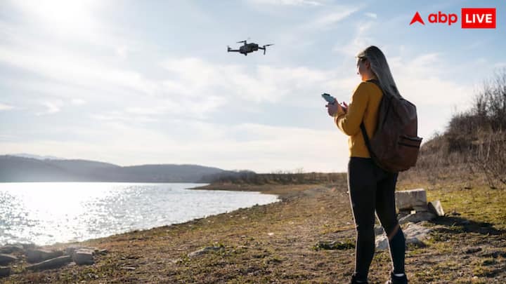 अगर आप 12वीं में फिजिक्स और मैथ्स लेकर पास हुए हैं, तो आप सीधे बीटेक इन एयरोनॉटिकल इंजीनियरिंग, एविएशन टेक्नोलॉजी या रोबोटिक्स में दाखिला ले सकते हैं.