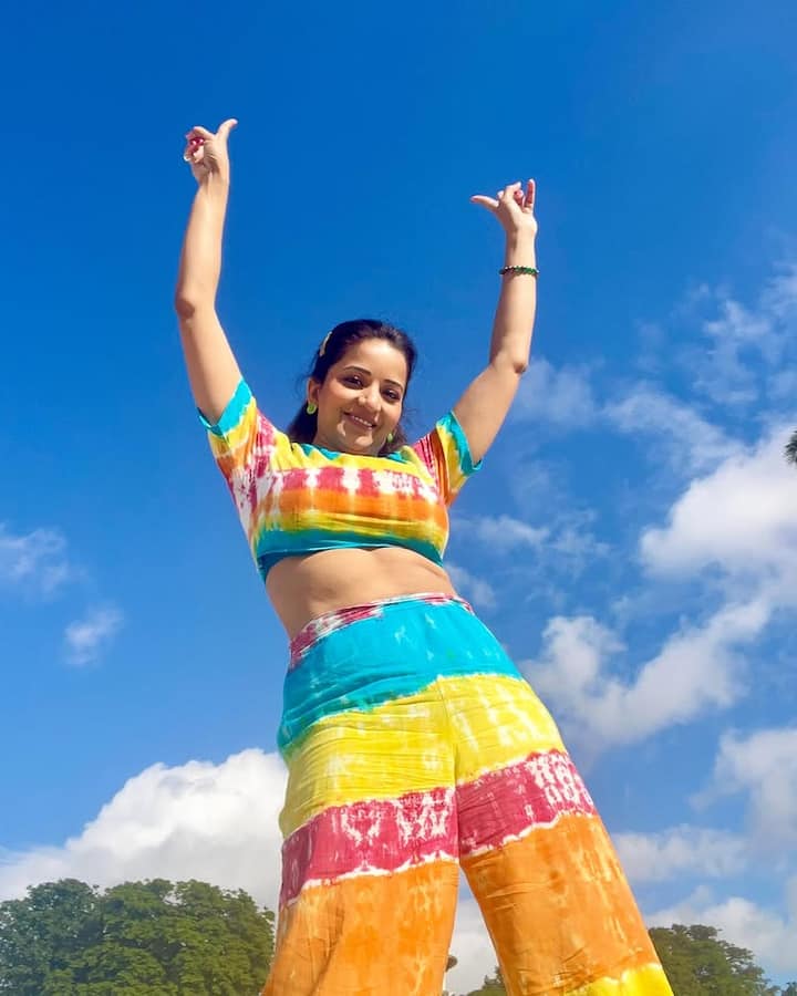 मोनालिसा ने हाल ही में अपने इंस्टाग्राम हैंडल से कुछ तस्वीरें शेयर की हैं। इन तस्वीरों में मोनालिसा बेहद बोल्ड नजर आ रही हैं।