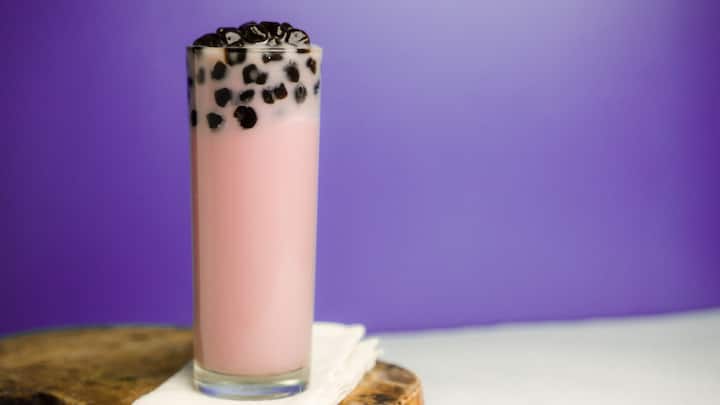 2. Strawberry Boba: Strawberry Boba gives a brilliant twist to your traditional bubble tea with its fresh and tangy flavours. With its slightly sweet and tart notes, strawberries become one of the most basic ingredients that offer so much in such a simple package, highly complementing the chewy pearls and giving an explosion of flavour with each sip. (Image Source: Canva)