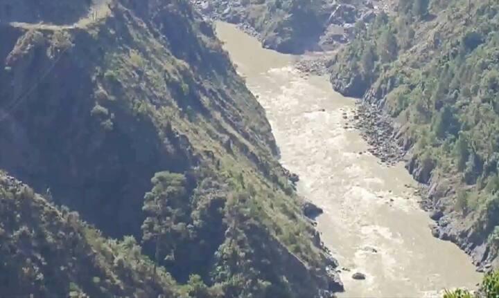 दहशतवादाला आश्रय देणारा पाकिस्तान (India Pakistan War) चहूबाजूनं कोंडीत सापडला असताना  भारताकडून पुन्हा 'वॉटर स्ट्राइक' करत बागलिहार धरणाचे अनेक दरवाजे भारताकडून उघडल्या गेले आहेत.