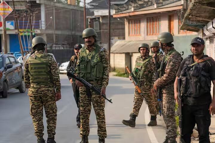 જ્યારે પણ પાકિસ્તાન અને ભારત વચ્ચે આવી પરિસ્થિતિ ઉભી થઈ છે, ત્યારે એક વાતનો સૌથી વધુ ઉલ્લેખ થયો છે અને તે છે પરમાણુ શસ્ત્રો... બંને દેશો પરમાણુ સમૃદ્ધ રાષ્ટ્રો છે, આ જ કારણ છે કે વિશ્વભરના દેશો બંને વચ્ચેના સંઘર્ષથી ચિંતિત રહે છે.