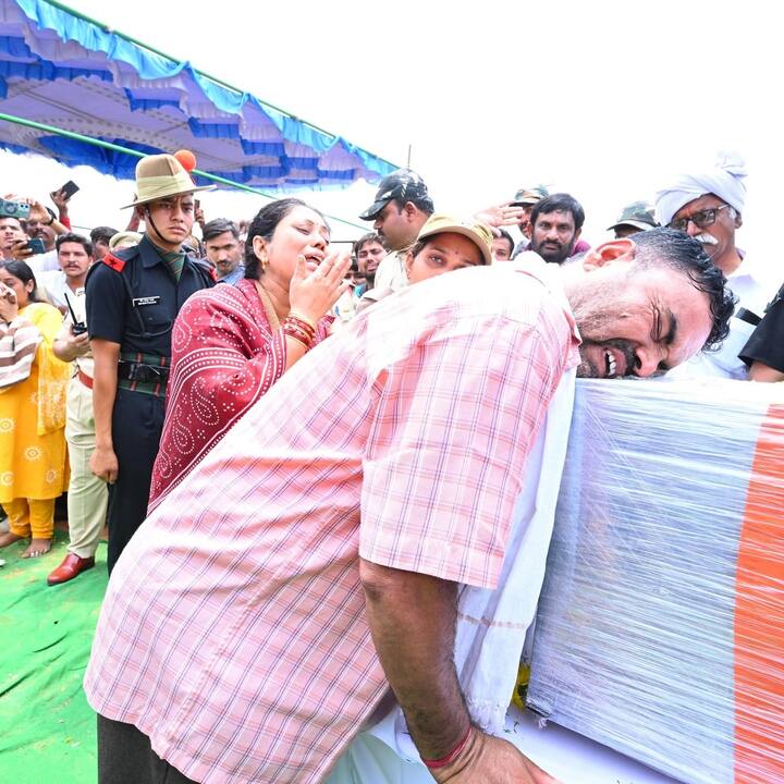 కుమారుడు, వీర జవాను మురళీ నాయక్ కు కన్నీటి వీడ్కోలు పలుకుతున్న తండ్రి శ్రీరాం నాయక్