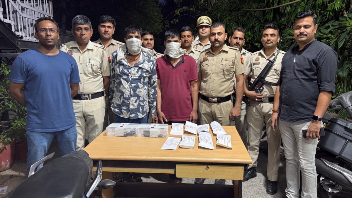 दिल्ली में मुठभेड़ के बाद पुलिस ने दो बदमाशों को किया गिरफ्तार, कई हथियार बरामद