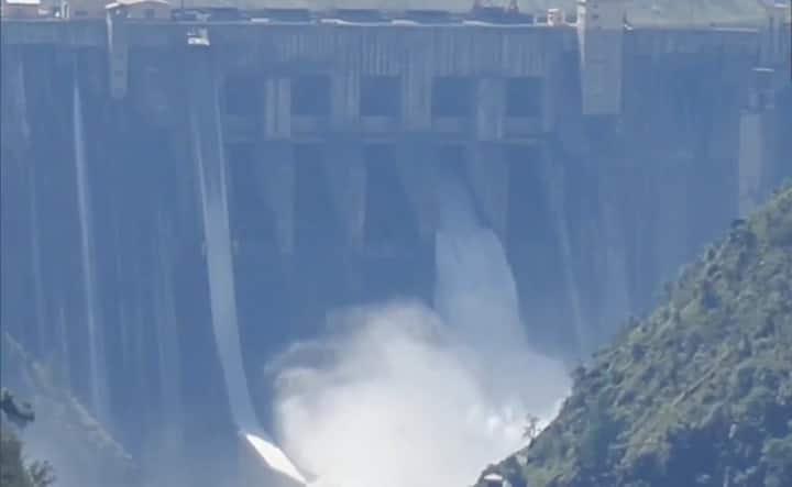 मात्र, घोषणेच्या तीन तासांनंतरच शस्त्रसंधीचे उल्लंघन करत पाकिस्तानने आंतरराष्ट्रीय सीमा व नियंत्रण रेषेवर अंदाधुंद गोळीबार करत उखळी तोफांचा मारा केला. यात 7 नागरिकांचा मृत्यू झाला. तर सीमा सुरक्षा दलाचे आठ जवानही जखमी झाले आहेत. सारासार विचारांती भारताने होकार दिल्यानंतर शनिवारी संध्याकाळी 5 वाजेपासून शस्त्रसंधी लागू झाली होती.