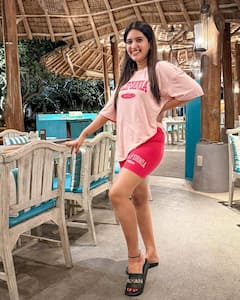 Sravanthi Chokkarapu: థాయ్‌లాండ్‌లో ఎంజాయ్ చేస్తున్న యాంకర్ స్రవంతి... ఆ షార్ట్, టీ షర్టులో జిగేల్ అనే స్మైల్‌తో