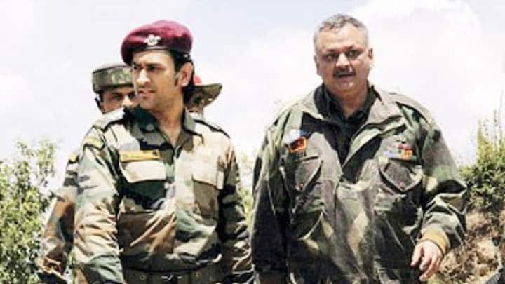 भारत और पाकिस्तान के बीच बढ़ते तनाव के बीच धोनी के सेना में शामिल होने की संभावना पर चर्चा तेज हो गई है। ऐसे में सवाल उठता है कि सेना में लेफ्टिनेंट कर्नल के तौर पर उन्हें कितना वेतन मिलता है?