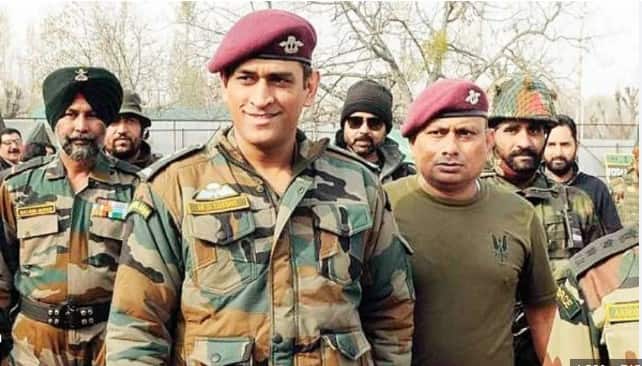 ਸਾਬਕਾ ਭਾਰਤੀ ਕ੍ਰਿਕਟਰ ਐਮਐਸ ਧੋਨੀ ਬਹੁਤ ਸਮਾਂ ਪਹਿਲਾਂ ਅੰਤਰਰਾਸ਼ਟਰੀ ਕ੍ਰਿਕਟ ਤੋਂ ਸੰਨਿਆਸ ਲੈ ਚੁੱਕੇ ਹਨ। ਉਹ ਹੁਣ ਸਿਰਫ ਆਈਪੀਐਲ ਵਿੱਚ ਖੇਡਦੇ ਦਿਖਾਈ ਦਿੰਦੇ ਹਨ। ਧੋਨੀ ਫੌਜ ਨਾਲ ਜੁੜੇ ਹੋਏ ਹਨ। ਉਹ ਟੈਰੀਟੋਰੀਅਲ ਆਰਮੀ ਵਿੱਚ ਲੈਫਟੀਨੈਂਟ ਕਰਨਲ ਦਾ ਅਹੁਦਾ ਸੰਭਾਲਦੇ ਹਨ।