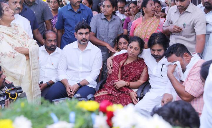 మురళీ నాయక్ కుటుంబానికి 5 ఎకరాల పొలంతో పాటు 300 గజాల నివాస స్థలం ఇస్తామని ప్రకటించారు. కుటుంబ సభ్యుల్లో ఒకరికి ప్రభుత్వ ఉద్యోగం ఇస్తామన్నారు.