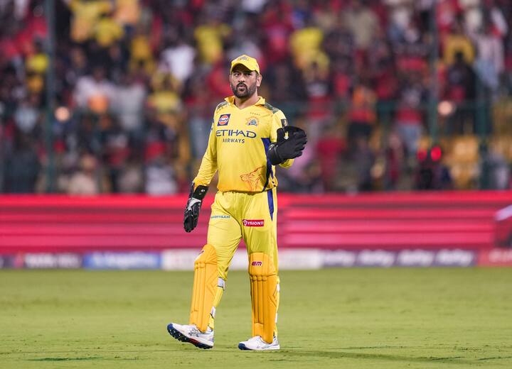 पूर्व भारतीय क्रिकेटर धोनी रांची में मौजूद फॉर्महाउस में रहते हैं. धोनी का ये फॉर्महाउस 7 एकड़ में फैला हुआ है. रिपोर्ट्स के मुताबिक इस फॉर्महाउस की कीमत 100 करोड़ से भी ज्यादा है. इस फॉर्महाउस में स्विमिंग पूल, पार्क और जिम सहित ढेर सारी सुविधाएं मौजूद हैं.