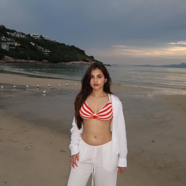 Ramya Pasupuleti Thailand Tour Photos: రమ్య పసుపులేటి... తెలుగు అమ్మాయే. సినిమాల్లో సరైన బ్రేక్ కోసం ఎదురు చూస్తోంది. మెగాస్టార్ చిరంజీవి 'విశ్వంభర'లో చేస్తున్న క్యారెక్టర్ ద్వారా వస్తుందేమో చూడాలి. రీసెంట్ గా ఆ అమ్మాయి థాయ్ లాండ్ వెళ్లారు. (Image Courtesy: ramyaapasupuleti / Instagram)