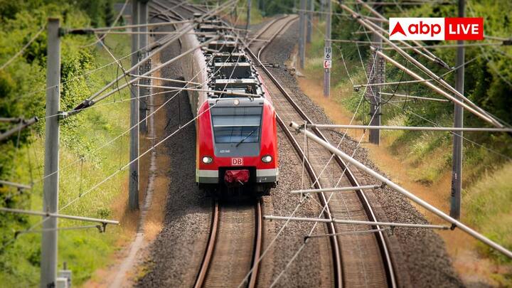 Train Engine Mileage: ट्रेन से आमतौर पर यात्री लंबी दूरी की यात्राएं करते हैं. लेकिन क्या आपको पता है कि ट्रेन की फ्यूल की टंकी में एक बार में कितना डीजल आ जाता है. चलिए जानें.