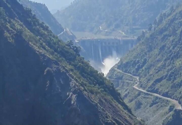 परिणामी पाण्याचा प्रचंड लोंढा पाकिस्तानच्या दिशेने वाहत आसून या एकाऐक सोडण्यात आलेल्या पाण्यामुळे पाकिस्तानची चांगलीच कोंडी होण्याची शक्यता वर्तवली जात आहे.