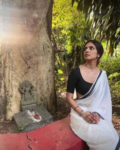 Malavika Mohanan: కేరళలో మాళవికా మోహనన్ సందడి... బోట్ జర్నీలో ఎంజాయ్ చేస్తూ...