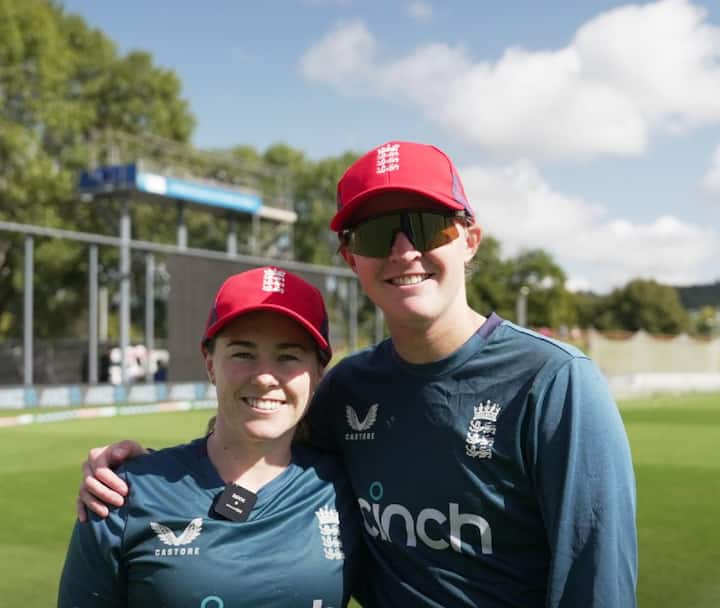 तीसरे नंबर पर स्मृति मंधाना आ गई हैं, पहले इंग्लैंड की टैमी ब्यूमोंट इस पोजीशन पर थी जो अब चौथे नंबर पर खिसक गई हैं. उन्होंने 127 मैचों की 117 पारियों में कुल 10 शतक जड़े हैं.