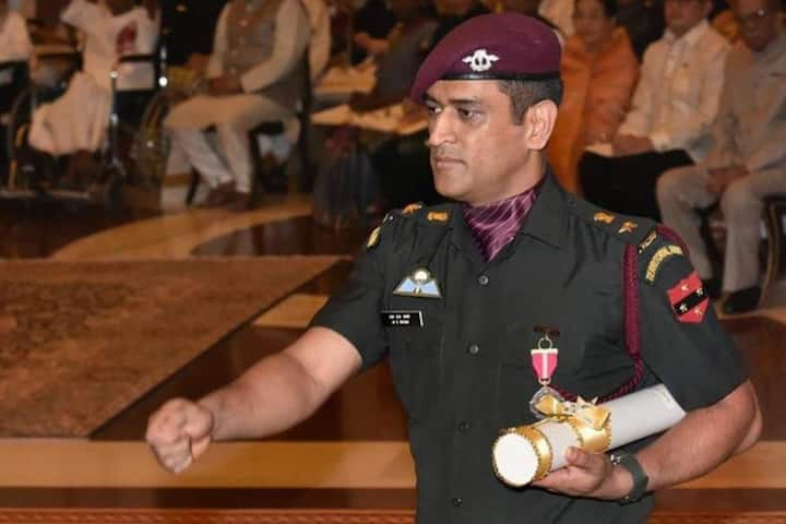 धोनी को राष्ट्रीय सेवा के लिए बुलाया जा सकता है: भारत और पाकिस्तान के बीच बढ़ते तनाव को देखते हुए भारत सरकार ने सेना प्रमुख को प्रादेशिक सेना के सदस्यों को बुलाने का अधिकार दिया है। इसका मतलब यह है कि एमएस धोनी को भी इस संवेदनशील दौर में देश की सेवा के लिए बुलाया जा सकता है।
