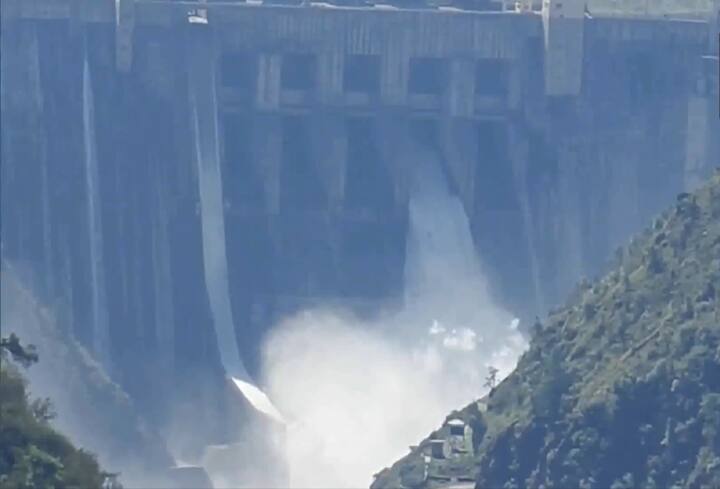 सिंधू पाणी करार रद्द केल्यानंतर भारताने हे पाऊल उचलले होतं. आता बागलिहार दरवाजे पुन्हा उघडल्यानंतर पीओकेमध्ये पुराची शक्यता वाढली आहे.