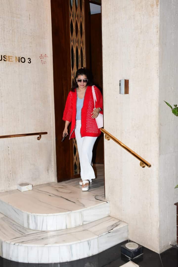 बॉलीवुड एक्ट्रेस काजोल को आज संडे के दिन फेमस डिजाइन मनीष मल्होत्रा के घर पर स्पॉट किया गया. जहां एक्ट्रेस सिंपल लुक में दिखी.