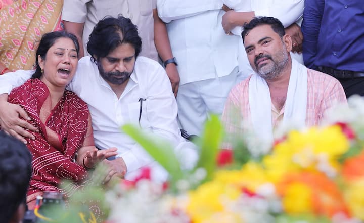 వీర జవాను మురళీ నాయక్ తన అభిమాని అని తెలిసి పవన్ కళ్యాణ్ మరింత భావోద్వేగానికి లోనయ్యారు. చిన్న వయసులోనే దేశం కోసం ప్రాణాలు అర్పించిన వీరుడికి నివాళి అర్పించారు.