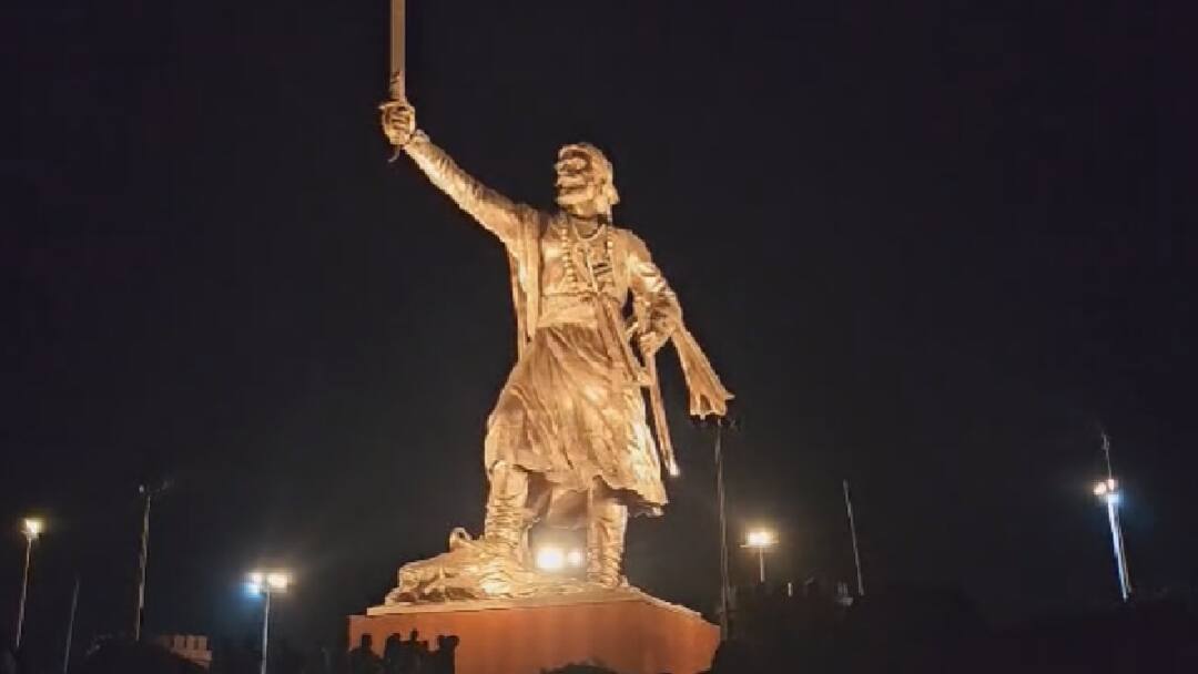 Sindhudurg Rajkot Inauguration ofGrand Statue of Chhatrapati Shivaji Maharaj  Presence of Chief Minister राजकोटच्या नव्याने उभारलेल्या छत्रपती शिवाजी महाराजांच्या पुतळ्याचे आज मुख्यमंत्र्यांच्या हस्ते लोकार्पण; तलवारीच्या टोकापर्यंतची उंची तब्बल 83 फूट
