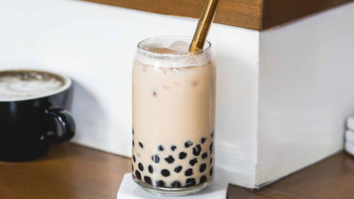 5. Vanilla Blast Boba: Boba Vanilla Blast not only has boba, but is made with every snack of best vanilla ice cream, which makes it the best sweet treat in the summer. Chilling and creamy in texture, the boba is sweet and fragrant. The balance of the taste serves to be gentle, to rich and aggressive chocolatey sweetness on the tongue. Ideal for someone who enjoys simple, but rich treats. (Image Source: Canva)