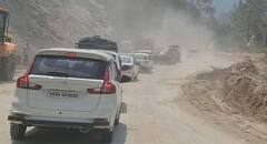 चारधाम यात्रा 2025: पर्थाडीप में हाईवे की खस्ता हालत, तीर्थयात्री कर रहे धूलभरी यात्रा का सामना