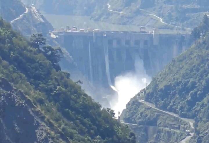 दरम्यान, मुसळधार पावसानंतर भारताने रामबनमधील बागलिहार धरणाचे दरवाजे देखील उघडले आहेत.