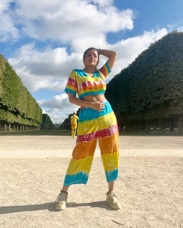 बिग बॉस से फेमस हुईं भोजपुरी एक्ट्रेस मोनालिसा इन दिनों सोशल मीडिया पर छाई हुई हैं। युद्ध विराम के बाद वह कश्मीर पहुंचीं।