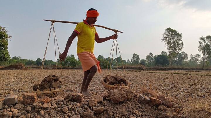 ভরা বৈশাখে কালো মেঘের ঘনঘটা। একাধিক জেলায় আবার তাপপ্রবাহের সতর্কতা। বৃষ্টির সম্ভাবনা থাকলেও আর্দ্রতাজনিত অস্বস্তি বজায় থাকবে দিনভর। আগামী দুদিনে রাজ্যে ২ থেকে ৩ ডিগ্রি পর্যন্ত তাপমাত্রা বাড়তে পারে।