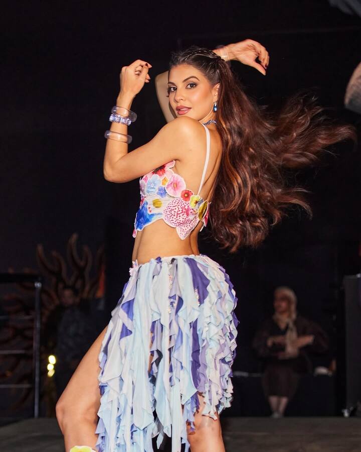 Jacqueline keeps fans crazy not only with her acting but also dance and fitness. Fans spend their lives on their style.