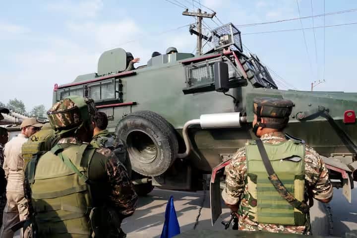 પહેલગામ હુમલા પછી ભારત અને પાકિસ્તાન વચ્ચે તણાવ શરૂ થયો હતો, પરંતુ હવે ભારતે પાકિસ્તાનમાં ઘણા આતંકવાદી ઠેકાણાઓનો નાશ કર્યો છે. આ હવાઈ હુમલા પછી, યુદ્ધ જેવી સ્થિતિ વિકસી રહી હોય તેવું લાગે છે.