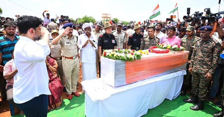 పాక్ సైన్యంతో పోరాడుతూ దేశ సరిహద్దులో ప్రాణ త్యాగం చేసిన శ్రీ సత్య సాయి జిల్లా గోరంట్ల మండలం కల్లితాండాకు చెందిన వీర జవాను మురళీ నాయక్ అంత్యక్రియల్లో ఏపీ మంత్రులు పాల్గొన్నారు.