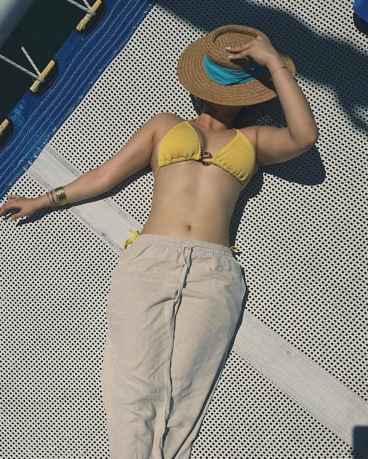 థాయ్లాండ్ వెళ్లిన రమ్య పసుపులేటి... బికినీ ధరించి బీచ్ లలో షికార్లు కొట్టారు. ఆ ఫోటోలను రమ్య సోషల్ మీడియాలో షేర్ చేశారు. వాటిని మీరూ చూడండి. (Image Courtesy: ramyaapasupuleti / Instagram)