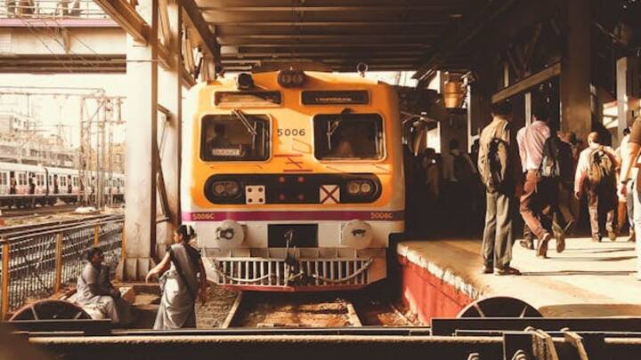 अगर सामान्य माइलेज की बात करें तो एक डिब्बे वाली पैसेंजर ट्रेन का इंजन 6 लीटर तेल में एक किलोमीटर तक जाता है. 24 डिब्बे वाली सुपरफास्ट ट्रेन का इंजन छह लीटर में 1 किलोमीटर माइलेज देता है.