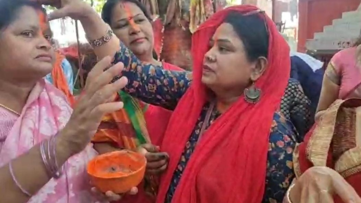 सेना की सलामती के लिए सिंदूर लेकर महिलाएं पहुंची हनुमान मंदिर, परिवार के लिए भी मांगा आशीर्वाद