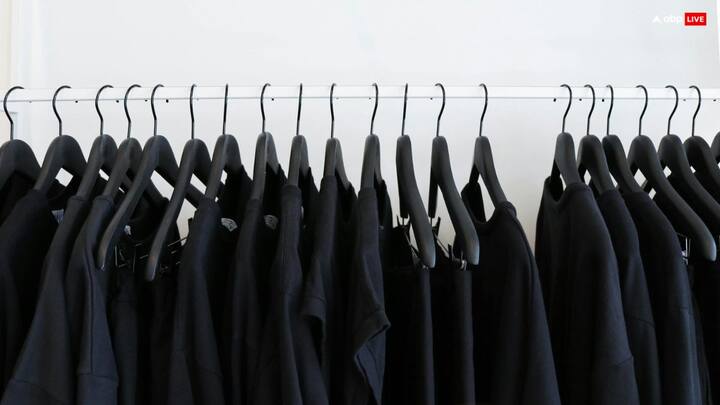 Dresses of black, blue and other dark colors should be avoided on the full moon day. Dark colors can attract negative energy, which can increase mental disturbance.