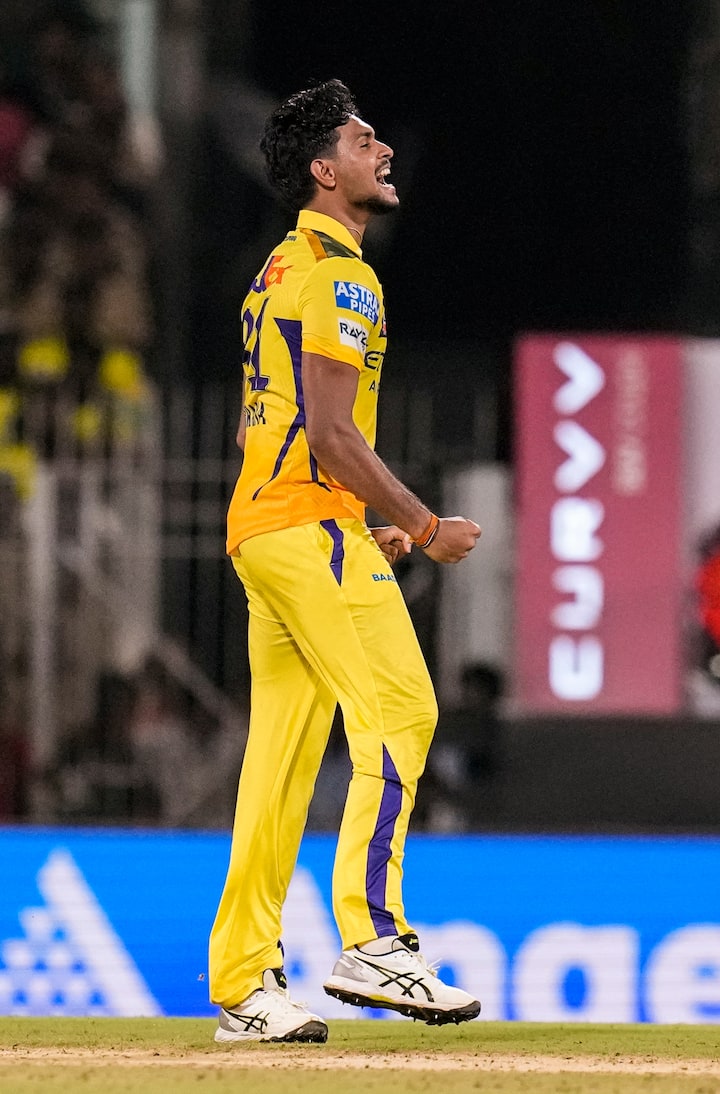 Chennai super kings has advised foreign players to return within week ipl 2025 may resume soon india pakistan news 22 चेन्नई का आईपीएल 2025 में प्रदर्शन काफी खराब रहा है. चेन्नई ने कुल 12 मैच खेले हैं. जिसमें से उन्हें सिर्फ तीन मुकाबलों में जीत मिली है. जबकि चेन्नई को 9 मैचों में हार मिली है. चेन्नई प्वाइंट्स टेबल पर आखिरी स्थान पर है.