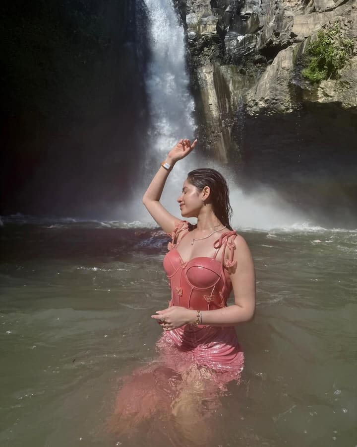 जन्नत जुबैर सोशल मीडिया पर काफी एक्टिव रहती हैं और आए दिन अपनी नई तस्वीरें शेयर करती रहती हैं।