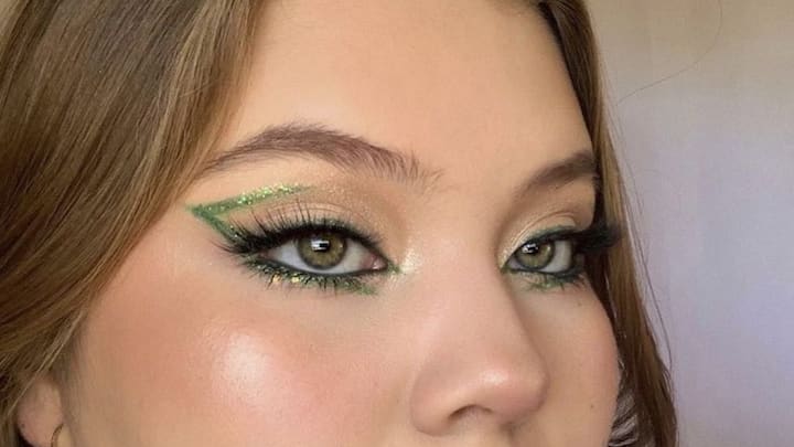 Emerald: Bold, lush, and unmistakably confident, an Emerald eyeliner will make a statement the moment it touches your lids. The duochrome shifts from a vibrant green into a rich, deep emerald, evoking everything from dense tropical forests to regal gemstone shine. Perfect for when you want your eyes to do the talking. To balance the richness of the shade, make sure you use a matte shadow in the taupe or nude range. This helps soften the edges while still letting the pigment shine. (Image Source: Pinterest/ gcbnc)