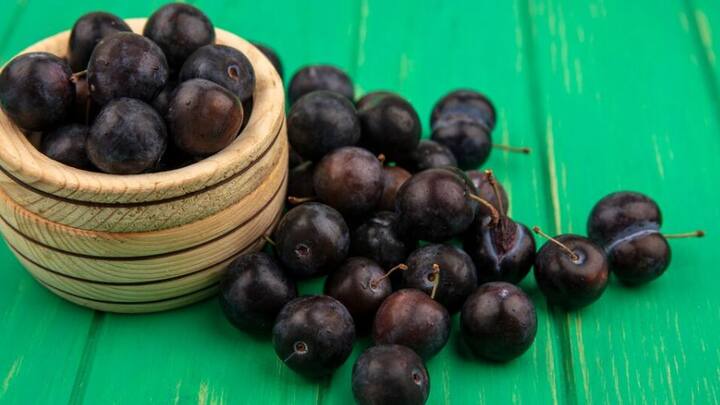 জামের মধ্যে থাকা জ্যাম্বোলিন উপাদান রক্ত শর্করা নিয়ন্ত্রণে রাখতে পারে। জাম খেলে শরীরে ইনসুলিনের মাত্রা বাড়ে, মিষ্টি খাওয়ার ইচ্ছে কমে আসে।