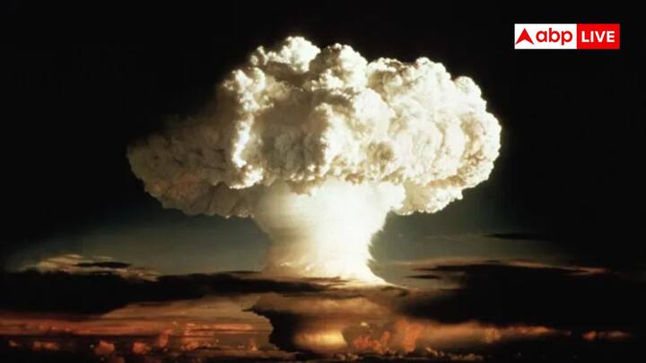 Nuclear Bomb Attack: परमाणु हमला कल्पना से भी ज्यादा खतरनाक होता है. अगर कहीं पर यह हो तो सिवाए बर्बादी के और कुछ नहीं होता है. चलिए जानें कि अगर यह फटे तो लोगों को बचने के लिए कितना समय मिलता है.