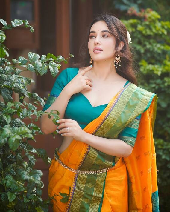 સાડી લુકમાં અપ્સરા લાગી અદિતિ