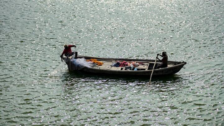 রবিবার মালদা ও দক্ষিণ দিনাজপুরে প্রবল গরমের আশঙ্কা। তাপমাত্রার পারদ পৌঁছে যেতে পারে ৪০ ডিগ্রিতে। মাঝারি থেকে ভারী বৃষ্টির পূর্বাভাস জলপাইগুড়ি ও আলিপুরদুয়ারে। উত্তরবঙ্গের অন্যান্য জেলায় বৃষ্টির পূর্বাভাস রয়েছে। ৪০ থেকে ৫০ কিলোমিটার বেগে বইতে পারে ঝোড়ো হাওয়া।